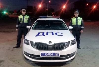 В Тверской области инспекторы ДПС помогли водителю заглохшей на трассе М10 ГАЗели