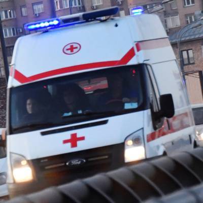 Автобус врезался в остановку с людьми в Нижнем Новгороде, два человека пострадали