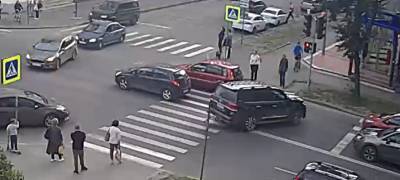 ГИБДД Петрозаводска ищет водителя внедорожника, проложившего свой путь через перекресток (ВИДЕО)
