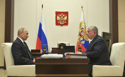 Игорь Сечин подарил Владимиру Путину бутылку премиальной нефти