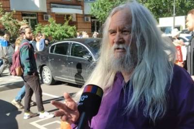Блогер-колдун Иван Кулебякин пришел к Пресненскому суду поддержать Ефремова