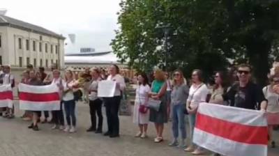 Жители Белоруссии вышли на протест у здания МИД в поддержку протестующих дипломатов