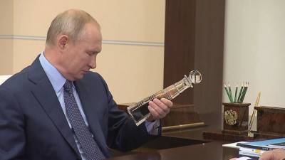 Путину подарили бутылку лучшей в мире нефти