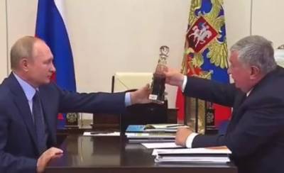 После полученных льгот на ₽2,6 трлн Сечин подарил Путину бутылку арктической нефти