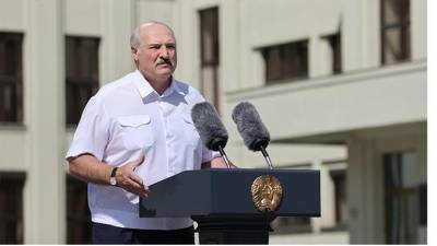 Эксперт: "Лукашенко постоянно отстает от событий"