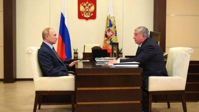 Бутылку премиальной нефти подарил Путину глава «Роснефти» — видео