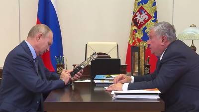 Сечин подарил Путину бутылку нефти «с потрясающими характеристиками»