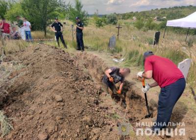 В Славянске эксгумировали тела погибших во время боевых действий в 2014 году