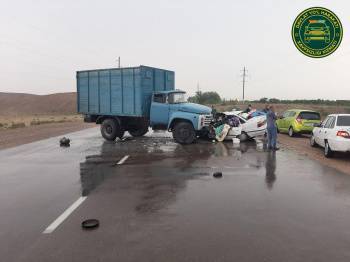 В Наманганской области "Нексия" на скорости врезалась в грузовик, водитель скончался на месте происшествия