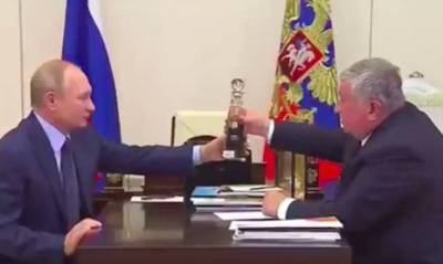 Глава «Роснефти» Сечин подарил Путину бутылочку уникальной нефти в мире