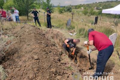 В Славянске эксгумировали тела людей, погибших во время боевых действий в 2014 году