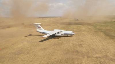 Тяжелый транспортник Ил-76 впервые сел в поле — видео