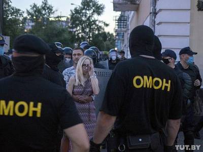 Белорусские милиционеры признали ответственность за происходящее в стране, но попросили их «не демонизировать»