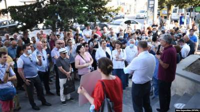 На акции возле Минздрава требуют отпустить задержанного врача под залог