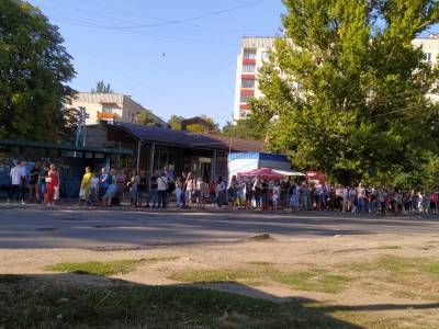 В Лисичанске коллапс с маршрутками: на остановках огромные очереди, уехать очень сложно