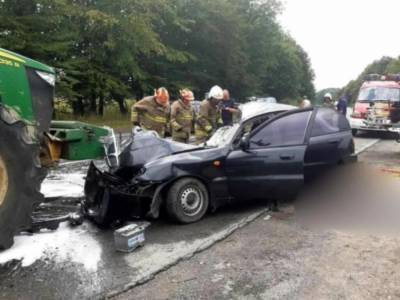 В Ивано-Франковской области авто на скорости влетело под трактор: есть жертвы