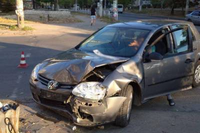 В Херсоне водитель и пассажир распивали алкоголь после того, как врезали в столб