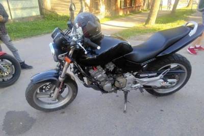 В Тверской области мотоцикл въехал в поворачивающую машину