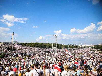 Тысячи людей стекаются на новую акцию протеста в Минске