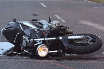 В Твери водитель мотоцикла врезался в легковушку, пока обгонял фургон