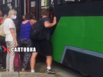 В Харькове трамвай сошел с рельсов: пассажиры затолкали его обратно