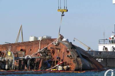 Нефть вытекает, отдыхающие купаются: что происходит у затонувшего танкера Delfi в Одессе