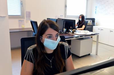 Во Франции с 1 сентября обяжут носить маски на работе