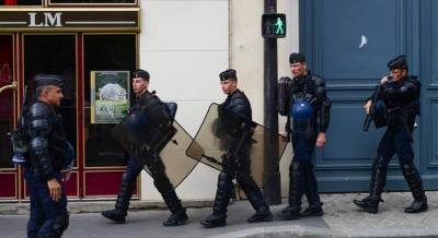 Во Франции спецназ полиции будут следить, чтобы люди носили маски