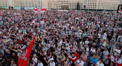 Тысячи жителей Минска собрались на вечерний митинг в центре города (фоторепортаж, видео)