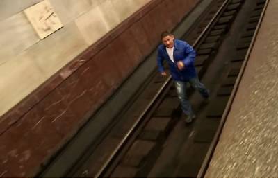 Ещё бы секунда - и всё: Мужчина "решил прилечь" на рельсы метро