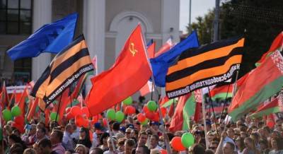 Это мы уже где-то видели: в Беларуси на митинге за Лукашенко заметили флаги цвета георгиевской ленты и СССР