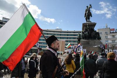 Протестующие забросали яйцами и помидорами здание МВД в Болгарии