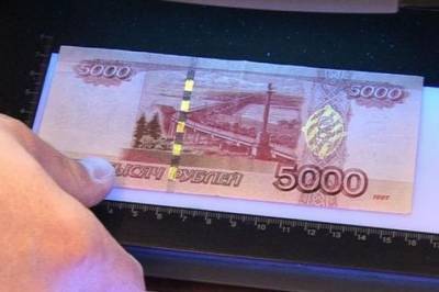 В РФ впервые за два года вырос оборот фальшивых банкнот - Известия - aif.ru - Россия