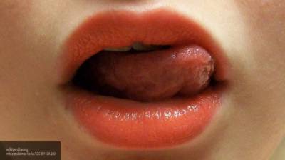 Дефицит витамина B12 можно определить при помощи языка