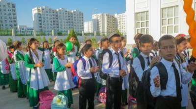 Туркменских школьников обязали явиться на учебу с индивидуальным санитарным набором