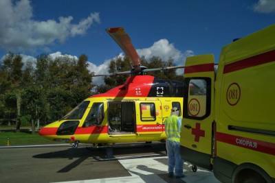 Медики на вертолете спасли двух жителей Тверской области