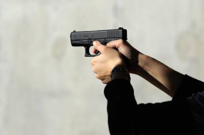 В Каменском пьяный мужчина начал стрелять по детям, чтобы те не ссорились