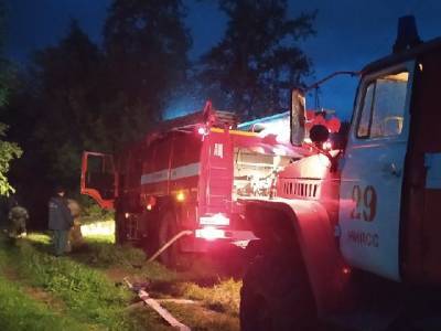 В Миассе пожарные тушили вспыхнувшую деревянную баню