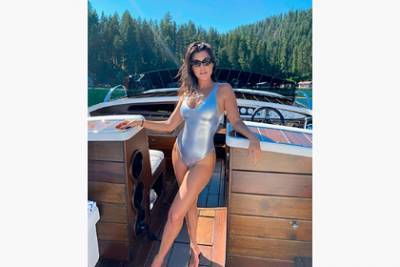 Старшая сестра Кардашьян поделилась снимком в серебряном купальнике на яхте