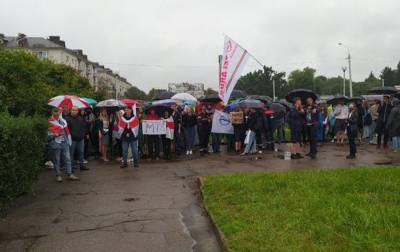 Забастовка в Минске: силовики разогнали людей у проходной одного из заводов