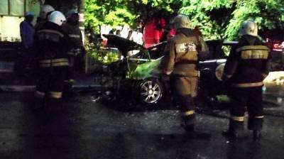 В Воронеже через дорогу от популярного ТЦ сгорело такси