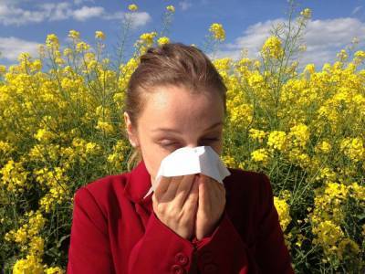 О схожих симптомах коронавируса и аллергии предупредили россиян