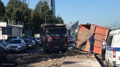 КамАЗ перевернулся и рассыпал камни на Приморском шоссе в Петербурге
