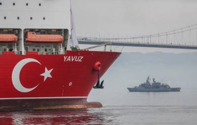 Турция нагнетает: на Кипр взяли курс буровое судно и боевая флотилия