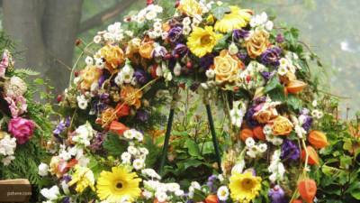 Родственники выбросили венок Ефремова с могилы погибшего Захарова