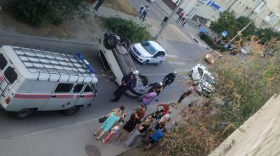 Иномарка опрокинулся на крышу после ДТП на узкой улице в Воронеже