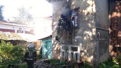 В Уфе огнём охватило частично расселенный дом