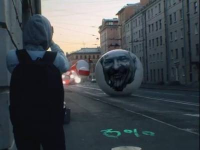 Петербургский digital-художник запустил по улице огромный шар с Лукашенко