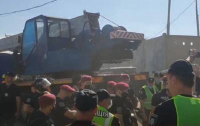 В Киеве спецназ пытается попасть на незаконный склад