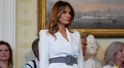 Мелания Трамп подарила новую жизнь «старому» белому костюму с помощью аксессуаров в клетку виши